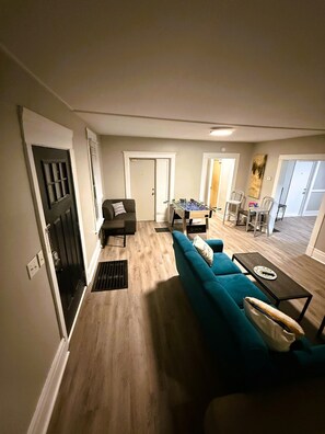 Smart TV, futbolito, oficina