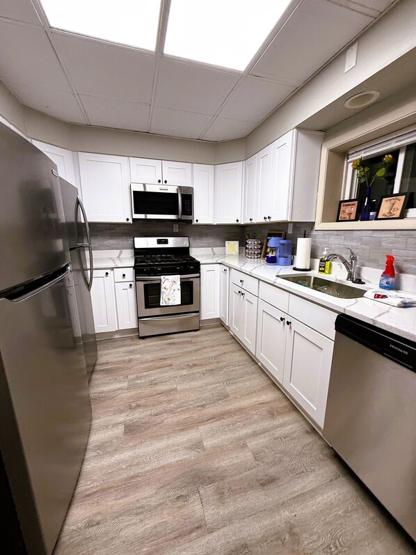 Kylskåp, mikrovågsugn, ugn och spishäll