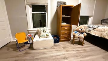 8 bedrooms, desk, travel crib, free WiFi