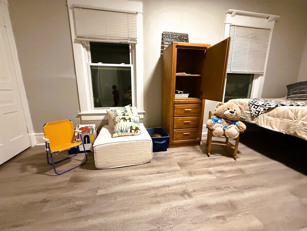 8 bedrooms, desk, travel crib, free WiFi