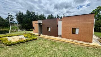 Rumah, 4 kamar tidur, teras, pemandangan kebun | Halaman properti