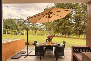 Rumah, 4 kamar tidur, teras, pemandangan kebun | Teras/patio