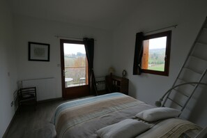 Deluxe Double Room, Balcony, Garden View | Travel crib, free WiFi, bed sheets - Gîte des 2 chênes (Bessenay)