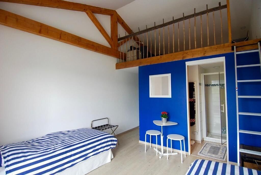 Travel crib, free WiFi, bed sheets