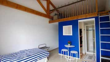 Travel crib, free WiFi, bed sheets