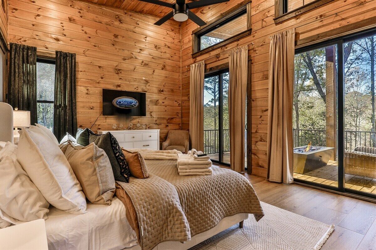 6 bedrooms, iron/ironing board, travel crib, free WiFi