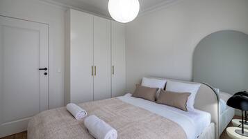 Klassiek appartement, balkon | Hypoallergeen beddengoed, een strijkplank/strijkijzer