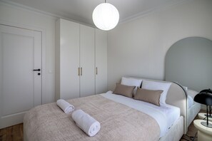 Klassiek appartement, balkon | Hypoallergeen beddengoed, een strijkplank/strijkijzer