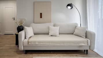 Klassiek appartement, balkon | Woonkamer | Een 36-inch smart-tv met satellietzenders