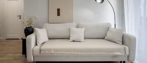 经典公寓, 阳台 | 客厅 | 36-英寸智能电视(配备卫星频道)