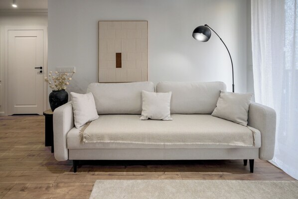 Klassiek appartement, balkon | Woonkamer | Een 36-inch smart-tv met satellietzenders