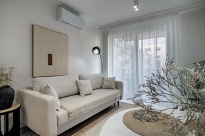 Klassiek appartement, balkon | Woonkamer | Een 36-inch smart-tv met satellietzenders