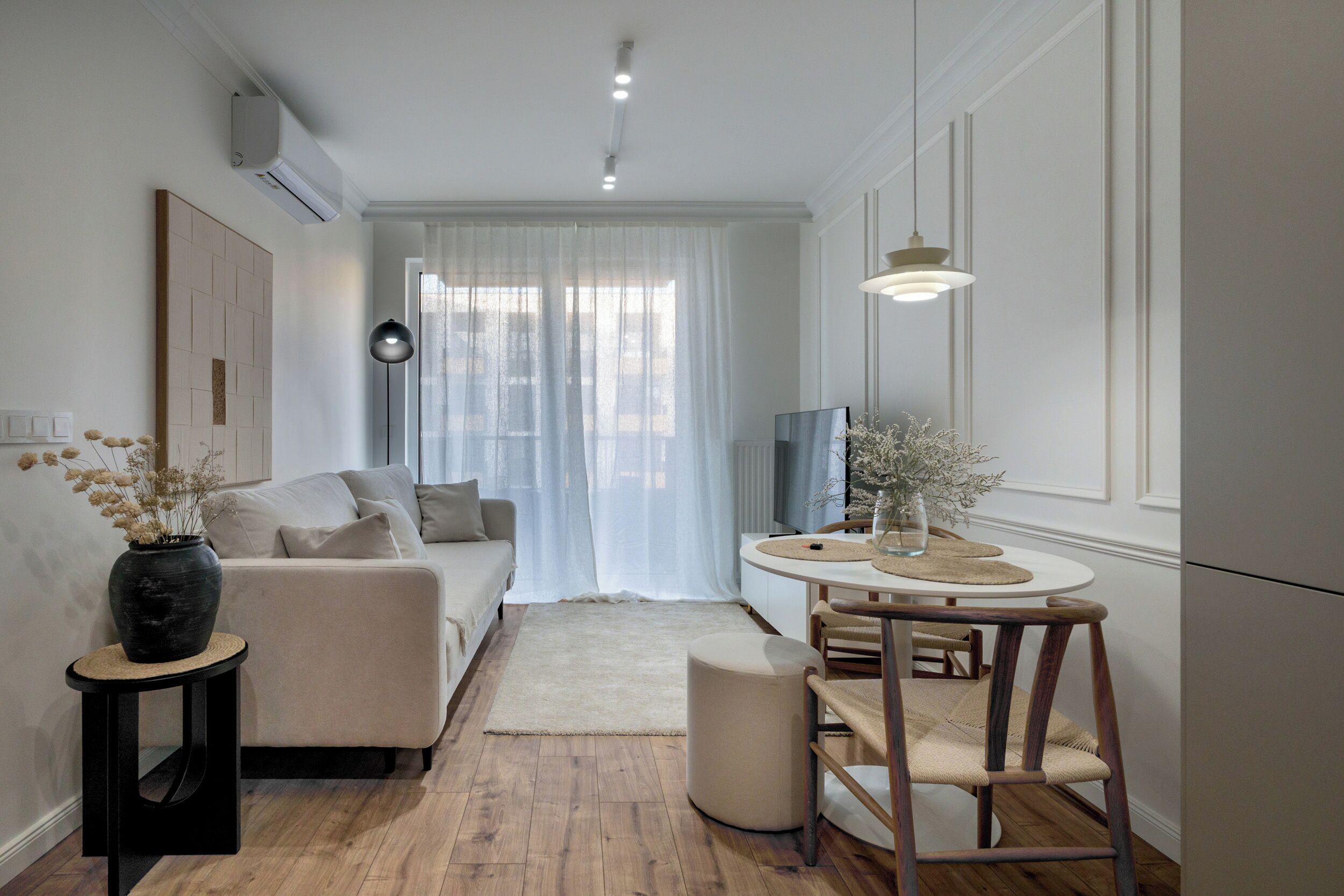 Classic Apartment, Balcony | Living room