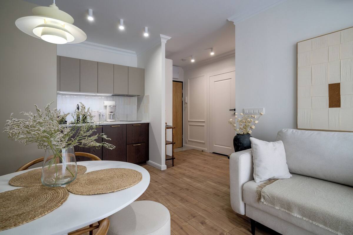 Appartement classique, balcon | Salle de séjour | Téléviseur connecté de 36 po avec télévision par satellite