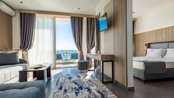 Roupas de cama premium, escrivaninha, cortinas blackout
