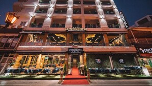 A hotel with a prominent sign reading "Continental Hotel Restaurant & Pizzeria." - Hotel Continental Ulcinj (Ulcinj)