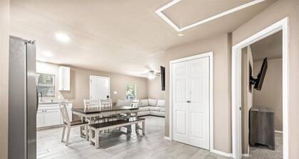 Modern San Antonio Getaway Near Riverwalk & Alamo!