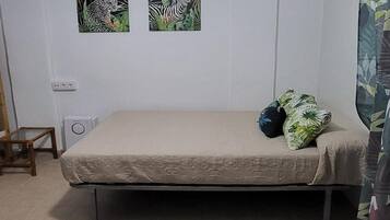 Travel crib, free WiFi