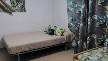 Travel crib, free WiFi