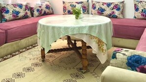 A cozy room with a round table covered by a green tablecloth, surrounded by floral-patterned cushions. - Modern apartment in the heart of Marrakech, 9 min from airport -with Wi-Fi & A/C (Marrakech)