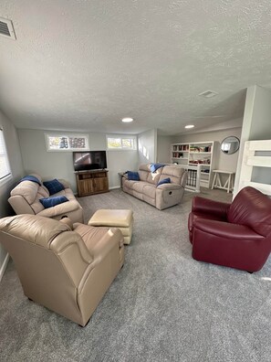 Smart-TV, Kamin, Bücher