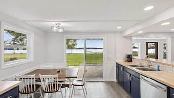 Kühlschrank, Herdplatte, Wasserkocher mit Kaffee-/Teezubehör