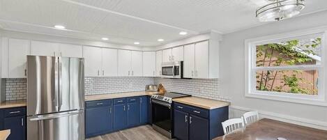 冷蔵庫、コンロ、コーヒー / ティーメーカー、電気ポット