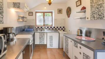 Comfort Cottage, Garden View | Private kitchen