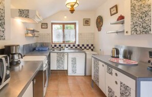 Comfort Cottage, Garden View | Private kitchen - Chambres d'hôtes et gîtes le CLOS DU TAY (La Gacilly)