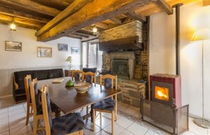 Comfort Cottage, Garden View | Dining room