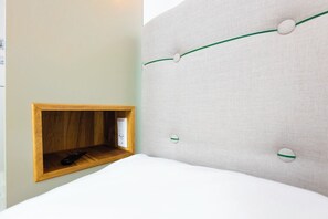 In-room safe, desk, iron/ironing board, free WiFi - Sunny, quiet studio apartment facing the garden (Köln)