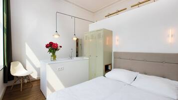 Zimmersafe, Schreibtisch, Bügeleisen/Bügelbrett, kostenloses WLAN