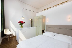 In-room safe, desk, iron/ironing board, free WiFi - Sunny, quiet studio apartment facing the garden (Köln)