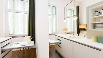 Kühlschrank, Herdplatte, Wasserkocher, Toaster