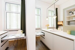 Fridge, stovetop, electric kettle, toaster - Sunny, quiet studio apartment facing the garden (Köln)