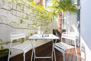 Outdoor dining - Sunny, quiet city apartment with sleeping gallery and small private courtyard (Köln)