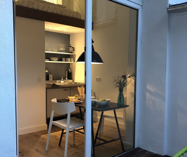 Dining - Sunny, quiet city apartment with sleeping gallery and small private courtyard (Köln)