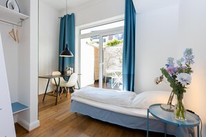 In-room safe, desk, iron/ironing board, travel crib - Sunny, quiet city apartment with sleeping gallery and small private courtyard (Köln)