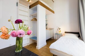 Zimmersafe, Schreibtisch, Bügeleisen/Bügelbrett, Reisekinderbett