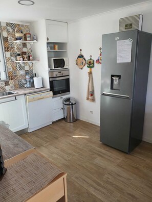 Een koelkast, een microgolfoven, een kookplaat, een vaatwasser