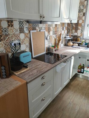 Fridge, microwave, stovetop, dishwasher