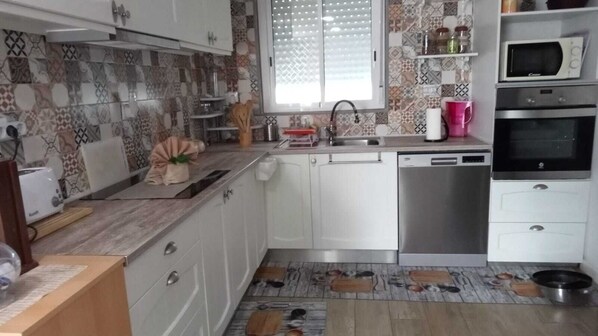 Een koelkast, een magnetron, een kookplaat, een vaatwasser