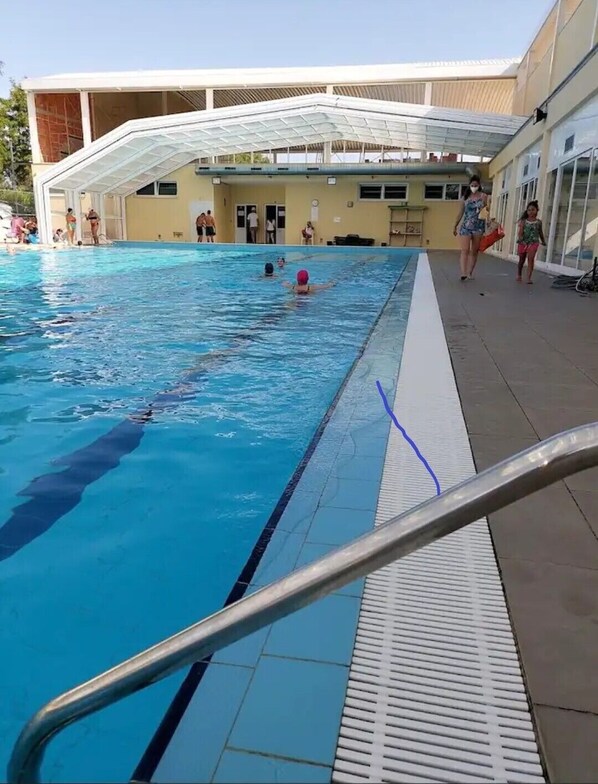 Een binnenzwembad en een buitenzwembad