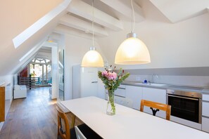 Réfrigérateur, un four, surface de cuisson, lave-vaisselle
