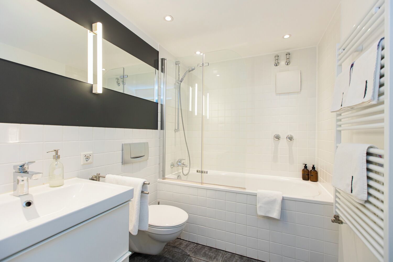 Haartrockner, Handtücher, Seife, Shampoo