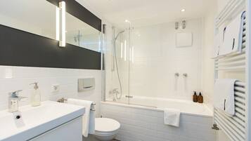 Haartrockner, Handtücher, Seife, Shampoo