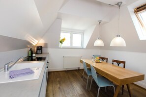 Fridge, oven, stovetop, dishwasher