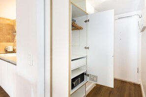 Réfrigérateur, surface de cuisson, bouilloire électrique, grille-pain