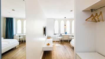 Zimmersafe, Schreibtisch, Bügeleisen/Bügelbrett, Reisekinderbett