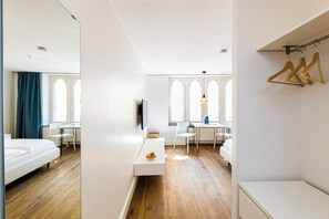 Zimmersafe, Schreibtisch, Bügeleisen/Bügelbrett, Reisekinderbett